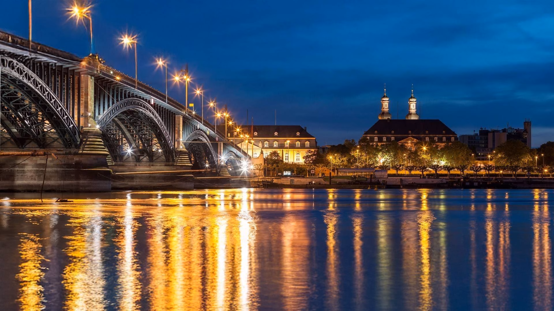 Mainz am Rhein bei Nacht — Theodor-Heuss-Brücke und Rheinufer