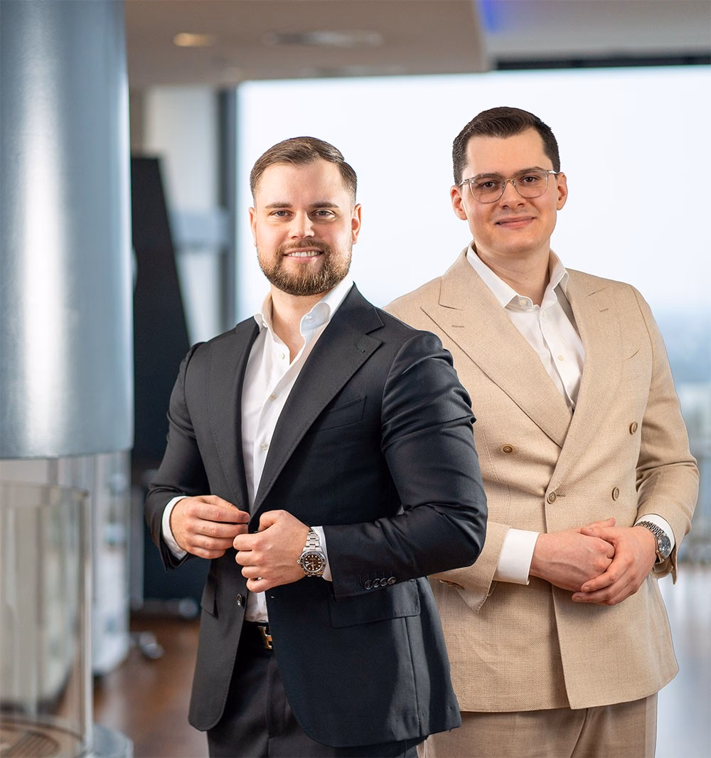 Thomas Schäfer und Marc Soiné — ehemalige Finanzbeamte, heute Versicherungsmakler in Mainz